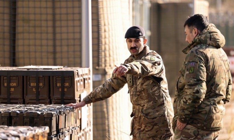 Papiri razbacani po ulici! Gibard bukvalno nagazio na gomilu povjerljivih vojnih dokumenata