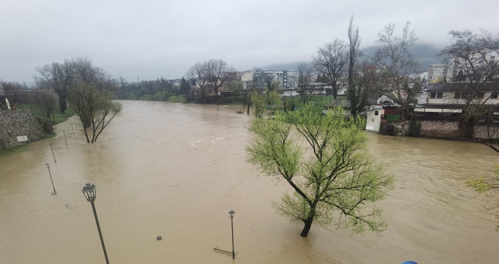 Sve nadležne ekipe na terenu u Banjaluci: Prate visinu vodostaja i reaguju po potrebi