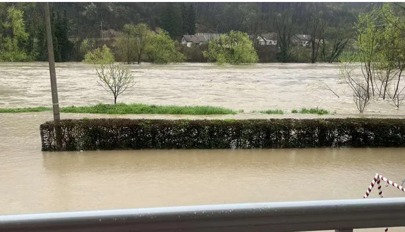 Vrbas se izlio u nekoliko naselja: Voda ušla u kuće u Banjaluci