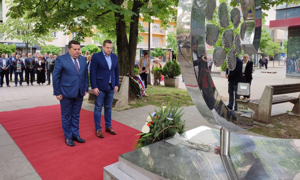 Povodom Dana grada: Položeni vijenci na spomenik “12 beba”