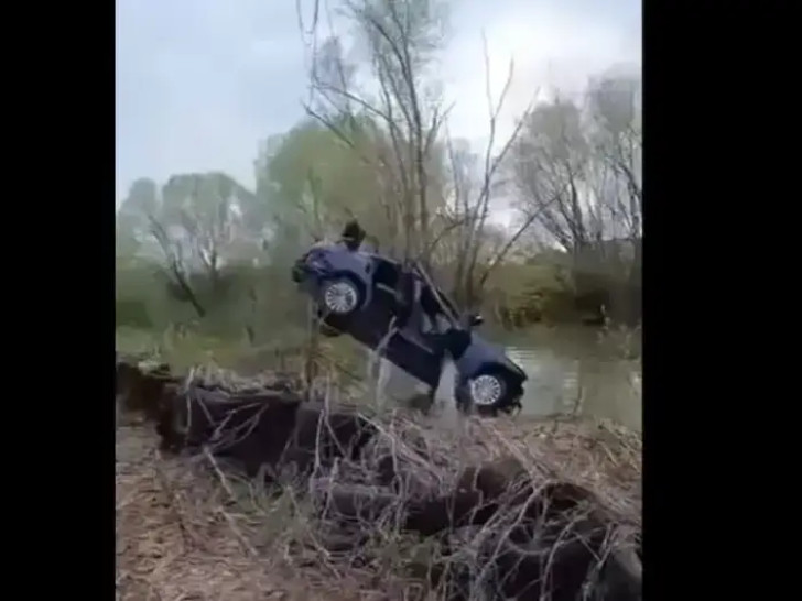 Za dlaku izbjegnuta nova tragedija u Laktašima: Mladići sletjeli autom u jezero VIDEO