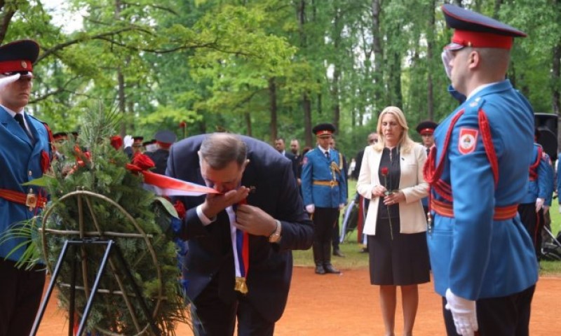 U čast žrtvama genocida: Položeni vijenci na Grobnom polju “Topole” u Donjoj Gradini FOTO