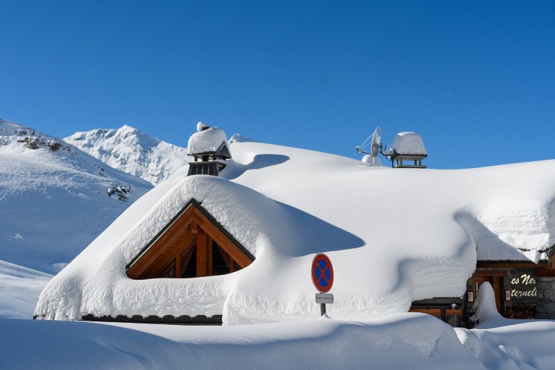 Haos na Alpima: Metar snijega u aprilu, vozila zatrpana VIDEO