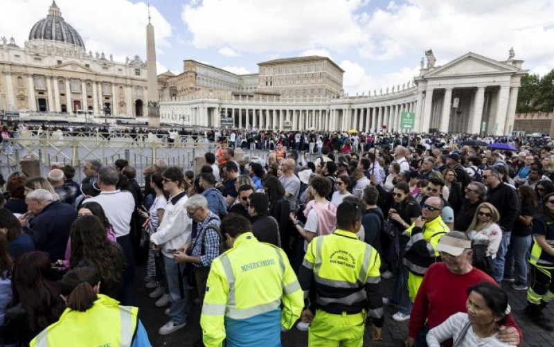 Opraštaju se od pape Franje: Desetine hiljada ljudi obišlo Baziliku Svetog Petra
