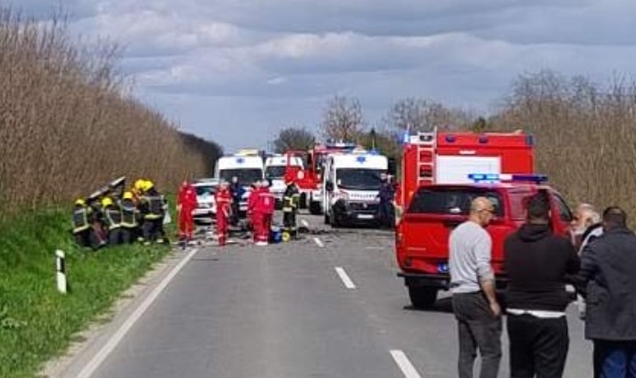 Teška nesreća: Više osoba zarobljeno u vozilima, ima mrtvih