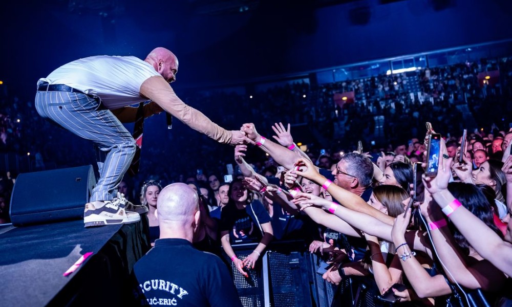 Mladić povukao pjevača: Boban pao sa bine tokom koncerta u Zagrebu VIDEO