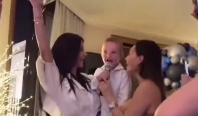 Krenuo bakinim stopama: Cecin unuk se latio mikrofona na slavlju VIDEO