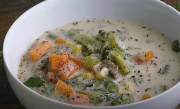 Prepuna je vitaminima: Gusta proljećna čorba sa raznim povrćem