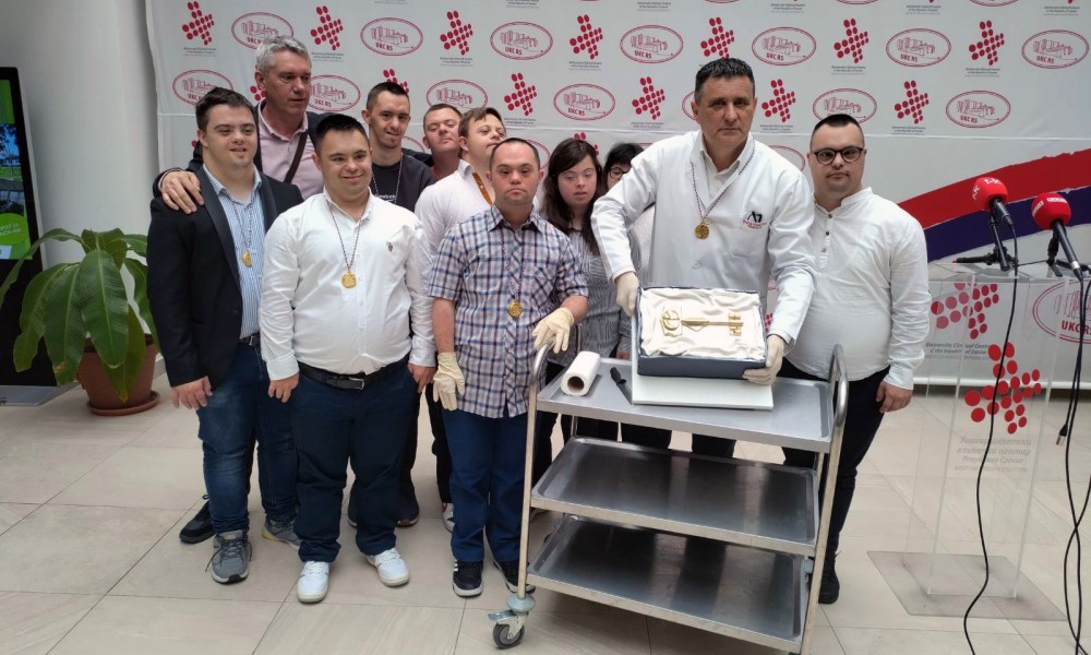 Posjeta UKC-u: Đajiću zlatna medalja i torta sa ključem grada