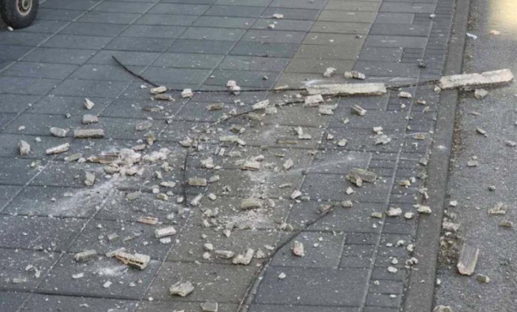 Incident u Novom Sadu: Sa terase zgrade pao betonski dio i povrijedio ženu