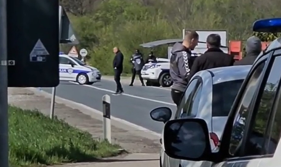 Drži pištolj, pregovarači oko njega: Ovo je muškarac koji prijeti da će se ubiti VIDEO