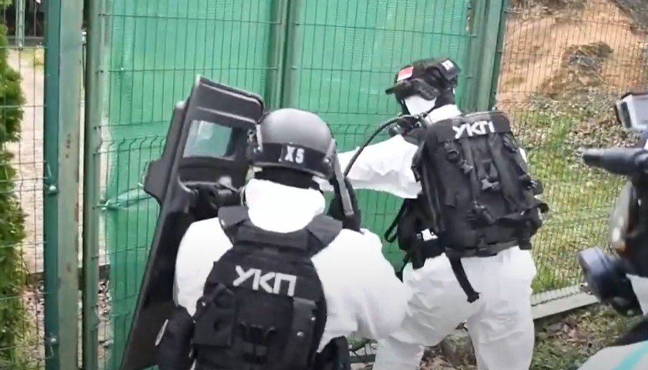 Munjevita akcija! Policija upala na imanje i zatekla ogromnu plantažu VIDEO