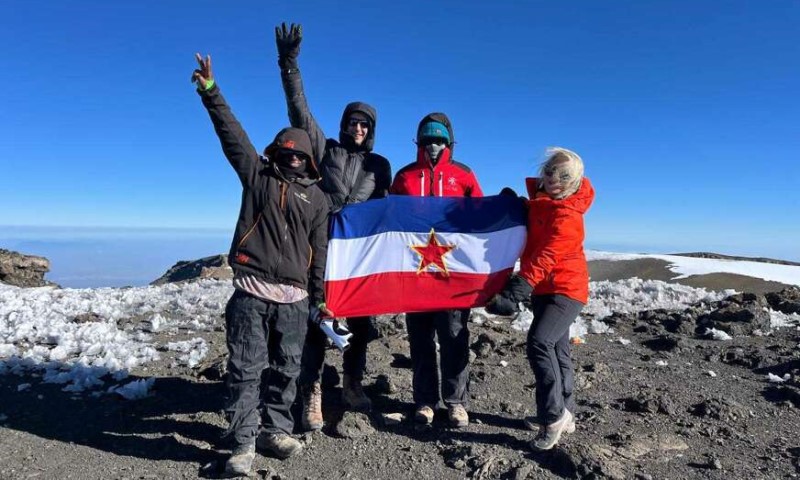 Sa sobom ponijeli zastave Srbije i Jugoslavije: Banjalučanka Dragica i Novak iz Sokoca “osvojili” Kilimandžaro
