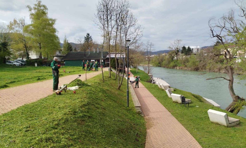 Ekipe na terenu: Banjalučanima dostupan plan košenja po naseljima FOTO