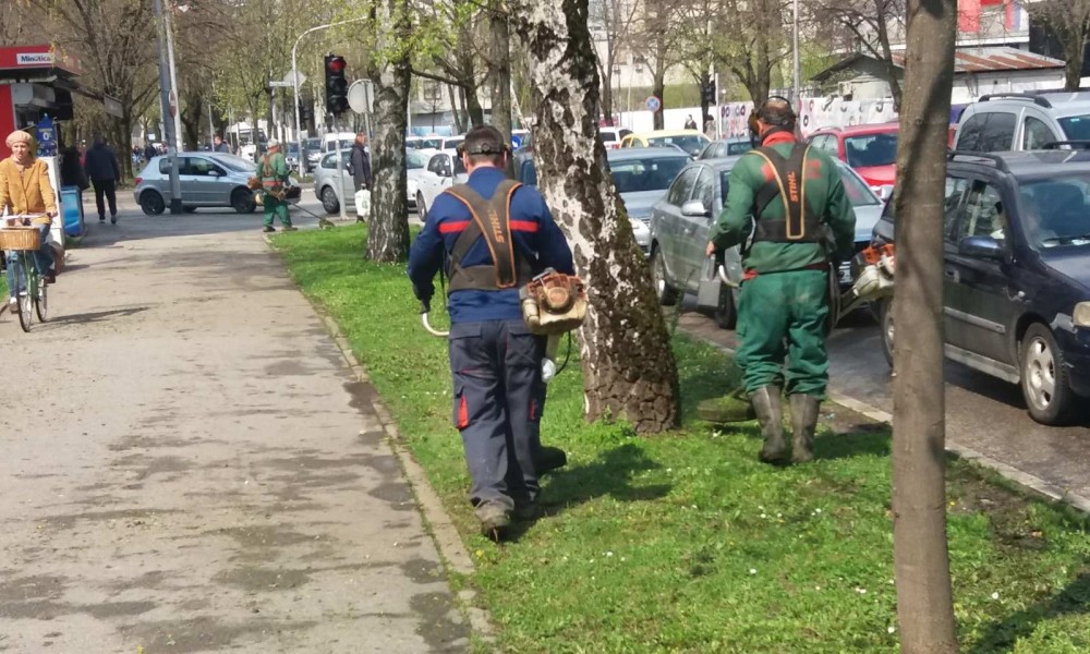 Čuje se zvuk kosilica i trimera: Počelo košenje na području Banjaluke
