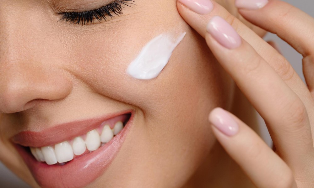 Zdrava rutina iza reflektora: Kako zvijezde njeguju kožu i održavaju prirodan sjaj