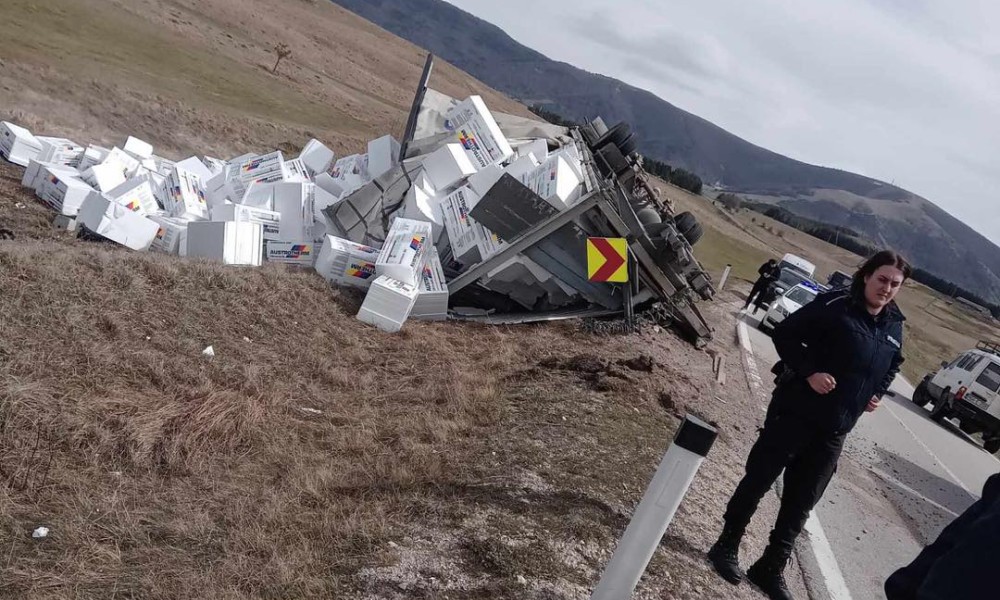 Nesreća na Kupresu: Vjetar prevrnuo prikolicu kamiona, ispao teret