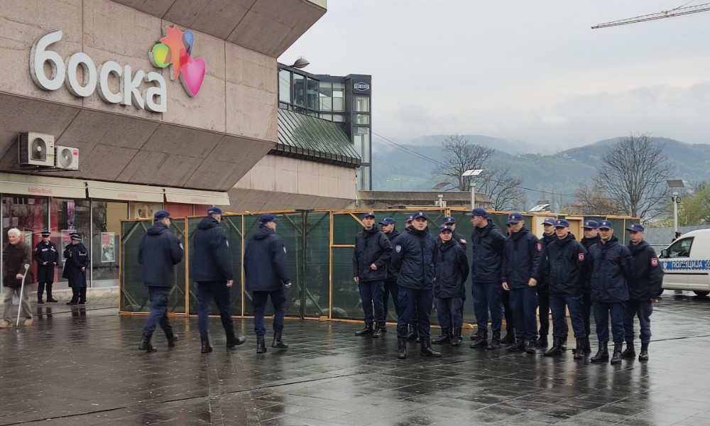 Trg Krajine jutros u drugačijem izdanju: Pripreme za održavanje vježbe MUP-a Srpske FOTO