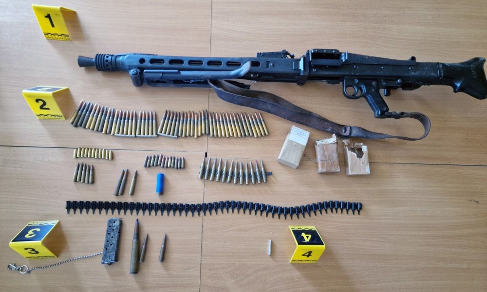 Slobode lišene dvije osobe: Oduzet puškomitraljez, blindirano vozilo, droga FOTO