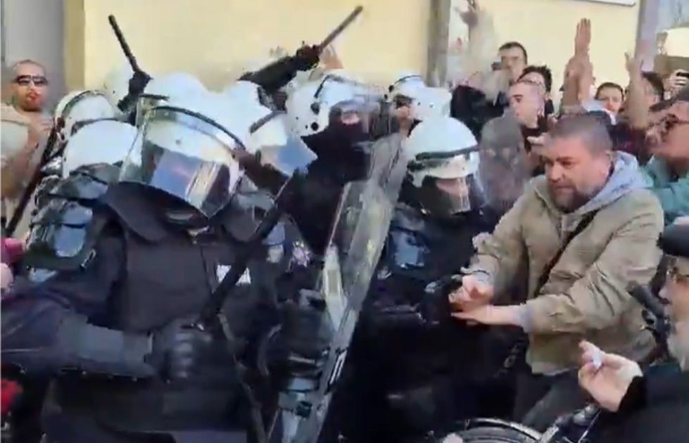 “Sijevali” pendreci! Sukob demonstranata i policije u Novom Sadu VIDEO