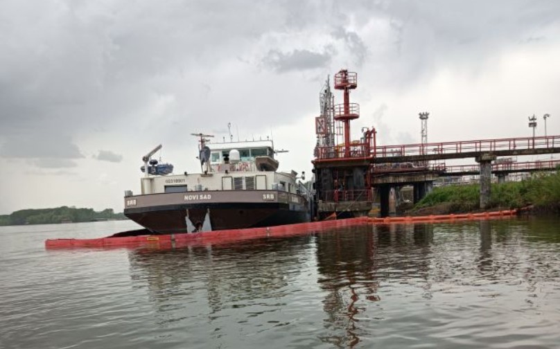 Postavljena barijera: Izlio se evrodizel u luci Rafinerije nafte Pančevo