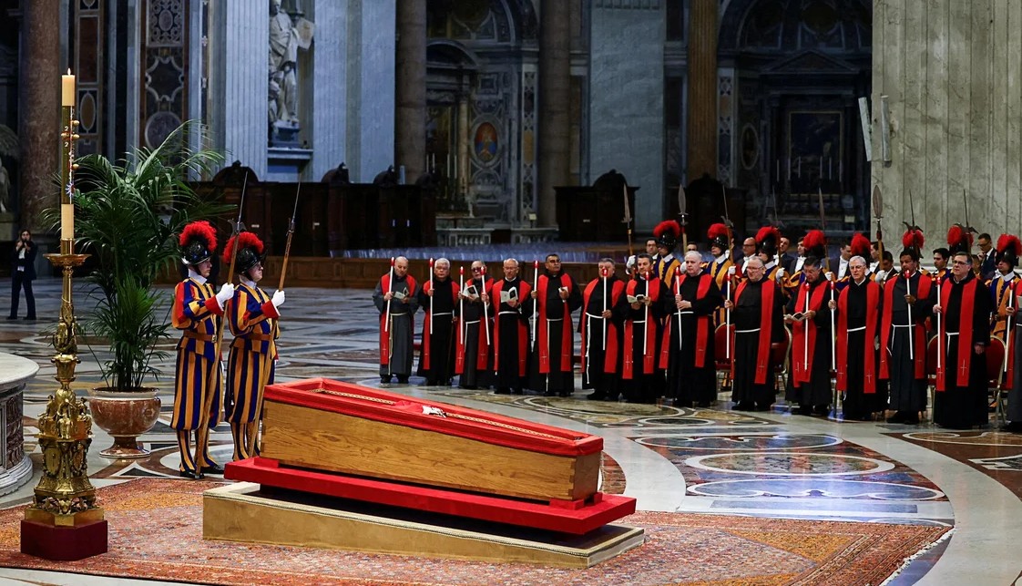 Oglasili se iz sjedišta Katoličke crkve: Moguće produženje perioda za obilazak tijela pape Franje