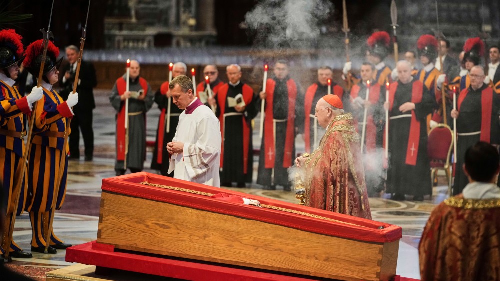 Ovu simboliku nosi troslojni ritual: Papa Franjo odbio da bude sahranjen u tri kovčega VIDEO