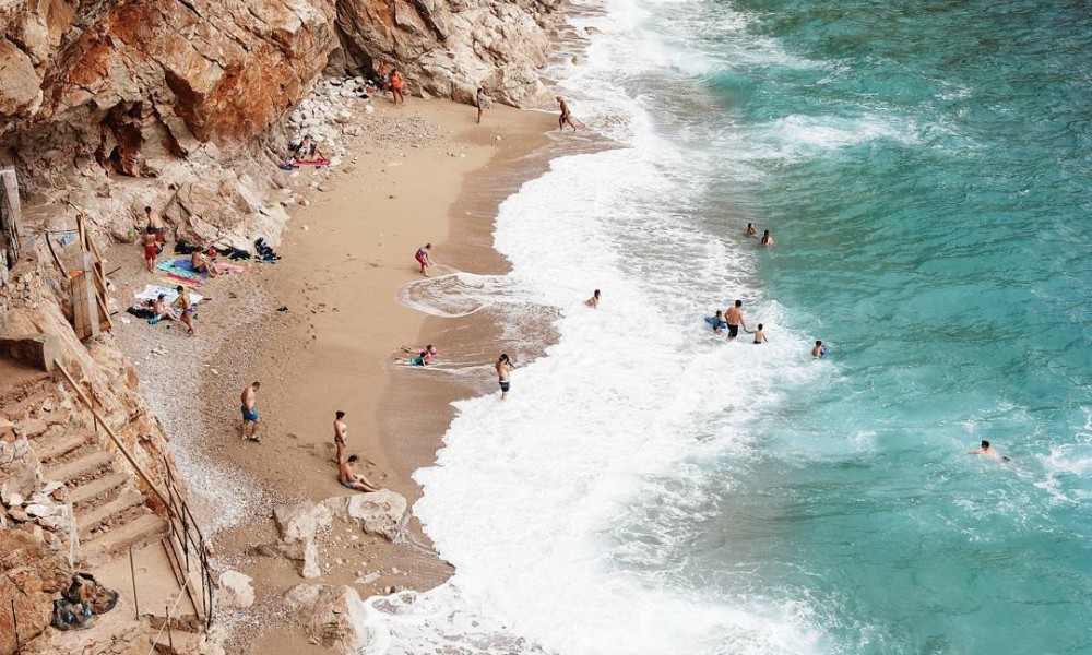 Kamenje se obrušilo: Odron blokirao najljepšu plažu u Evropi VIDEO
