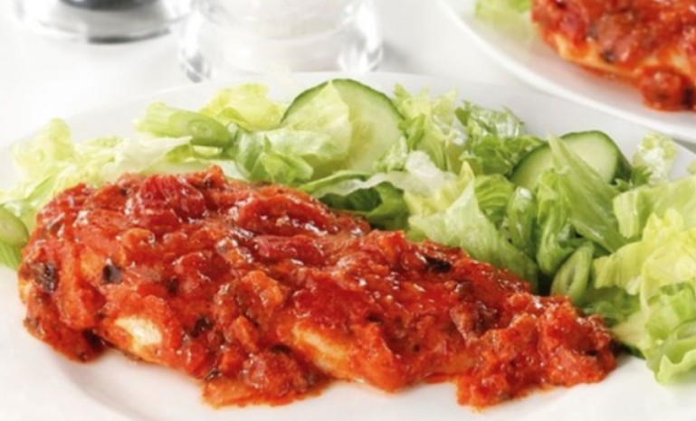 Idealan nedjeljni ručak: Piletina u sosu od paradajza i bijelog luka