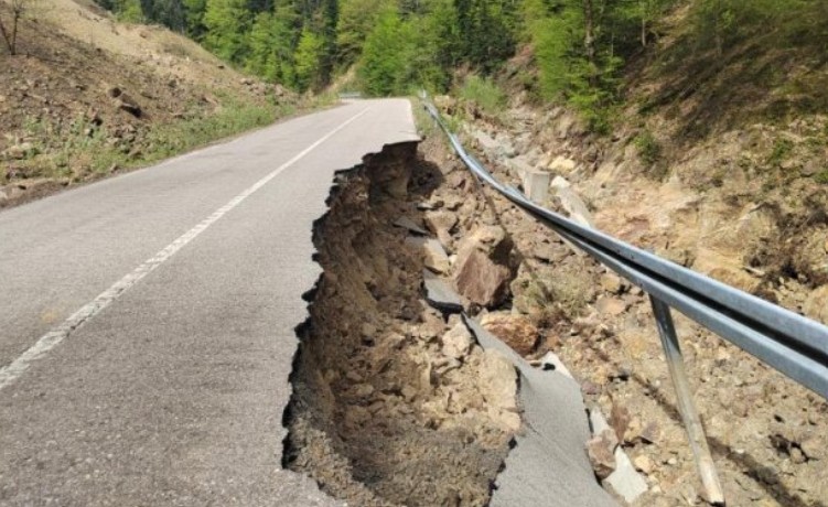 Ekipe i mehanizacija na Kozari: U narednih 30 dana biće uspostavljen saobraćaj