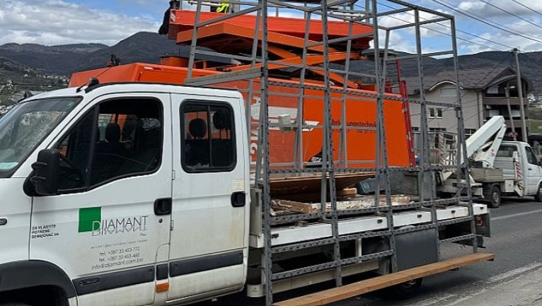 Ispali iz korpe kamiona: Poznato u kakvom stanju su radnici