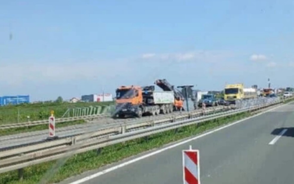Udario ga kamion: Radnik izgubio život dok je asfaltirao put