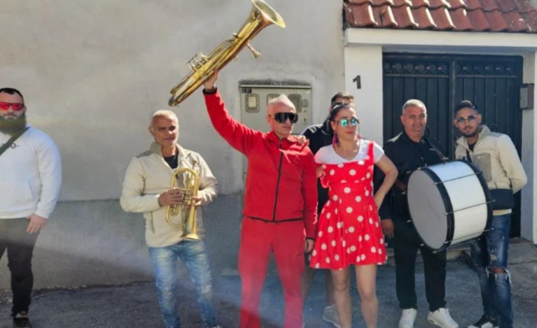 Orilo se “Izađi, mala”: Razvod proslavio uz trubače ispred suda VIDEO