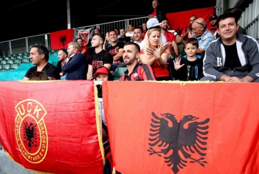 Skandal navijača Škendije: Tokom minuta ćutnje za Kočane pjevali pjesmu posvećenu OVK