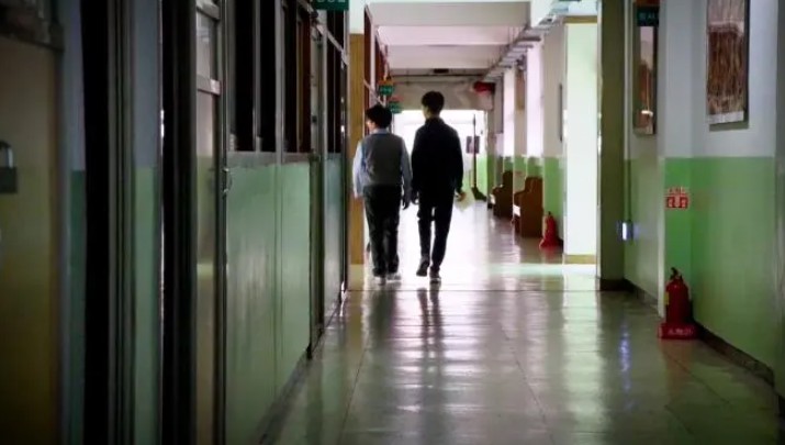 Učenik izboden kod škole: Policija traga za napadačem