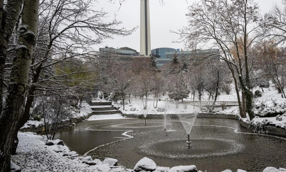 Zimska idila usred aprila: U Ankari pada snijeg VIDEO