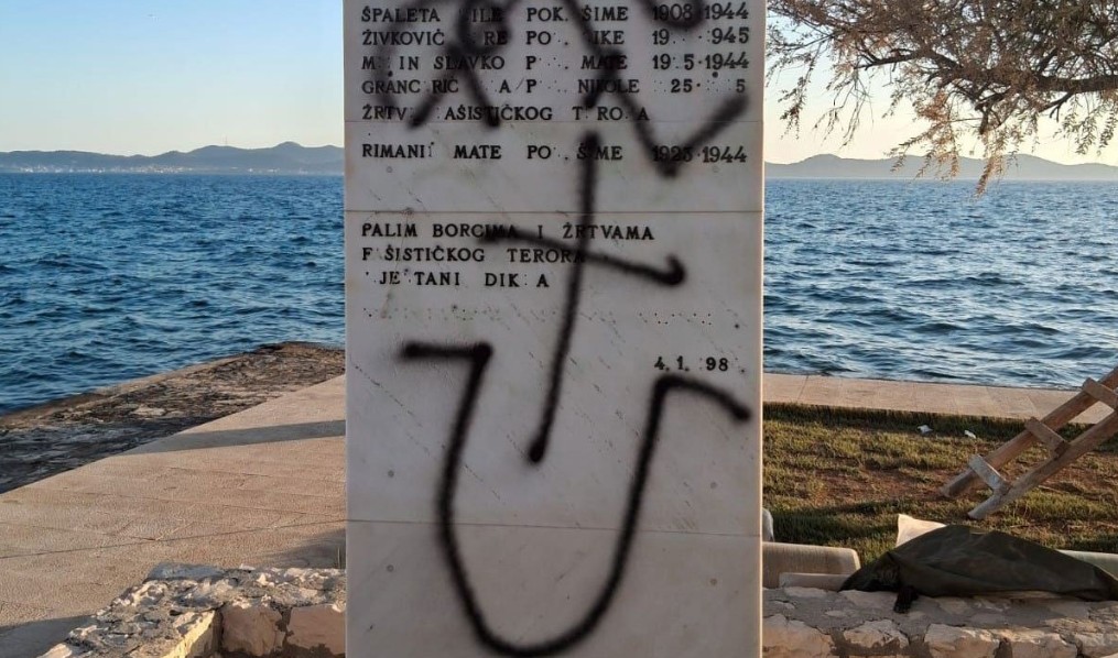 Ružne scene u Zadru: Išaran antifašistički spomenik FOTO