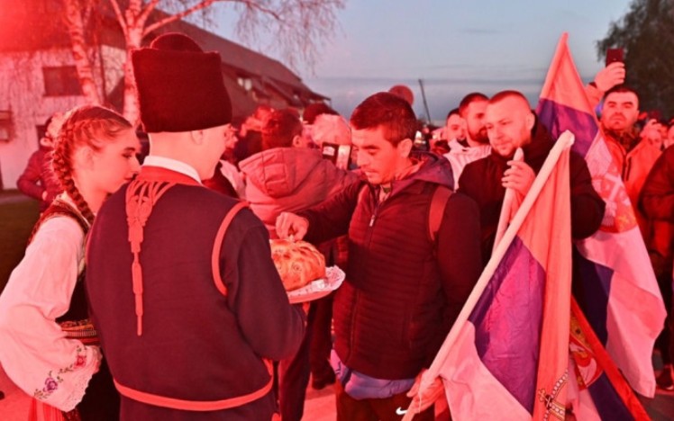 Krenuli pješke ka Beogradu: Srbi sa Kosmeta dočekani nadomak Čačka