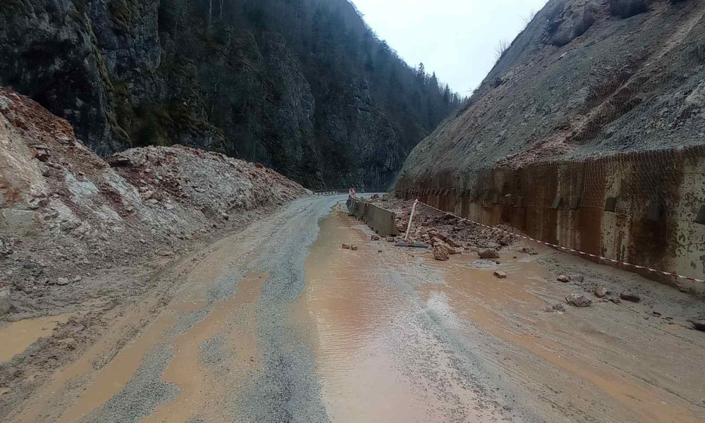Oprez! Česti odroni ugrožavaju saobraćaj na dijelu puta Sarajevo-Foča