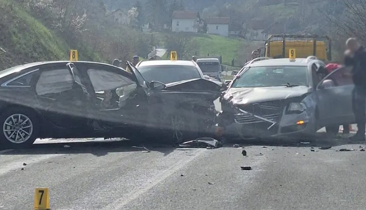 Sudar četiri vozila: Tri osobe povrijeđene u teškom udesu
