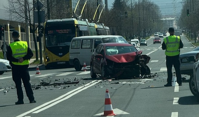 Teška nesreća! Dvije osobe povrijeđene, saobraćaj blokiran