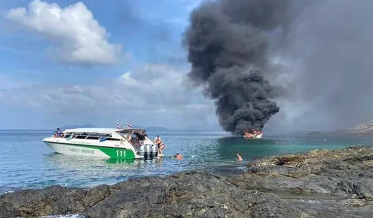 Eksplodirao gliser! Požar se brzo proširio, na plovilu bilo više od 30 osoba