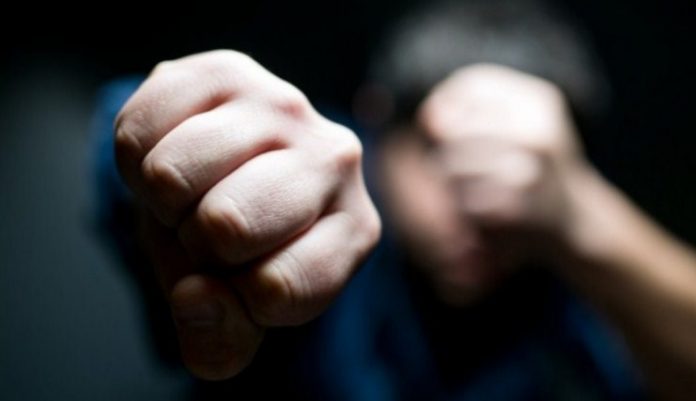 Sijevale pesnice u kafiću: Alarmirana policija – jedna osoba prevezena u bolnicu