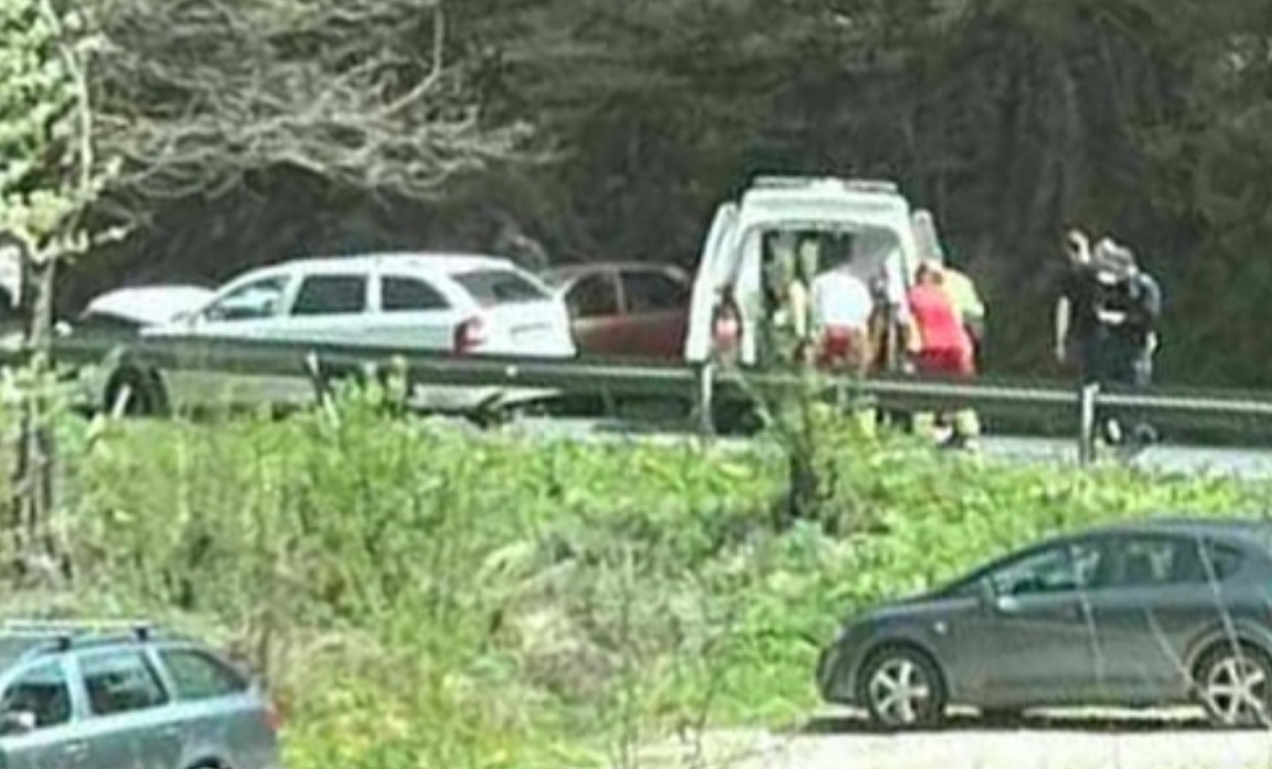 Saobraćaj obustavljen: Tri osobe povrijeđene u sudaru dva vozila