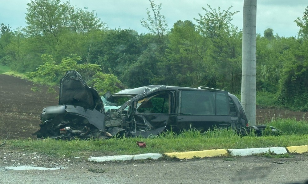 Automobil sletio sa puta: Saobraćajna nesreća na ulazu u Modriču FOTO