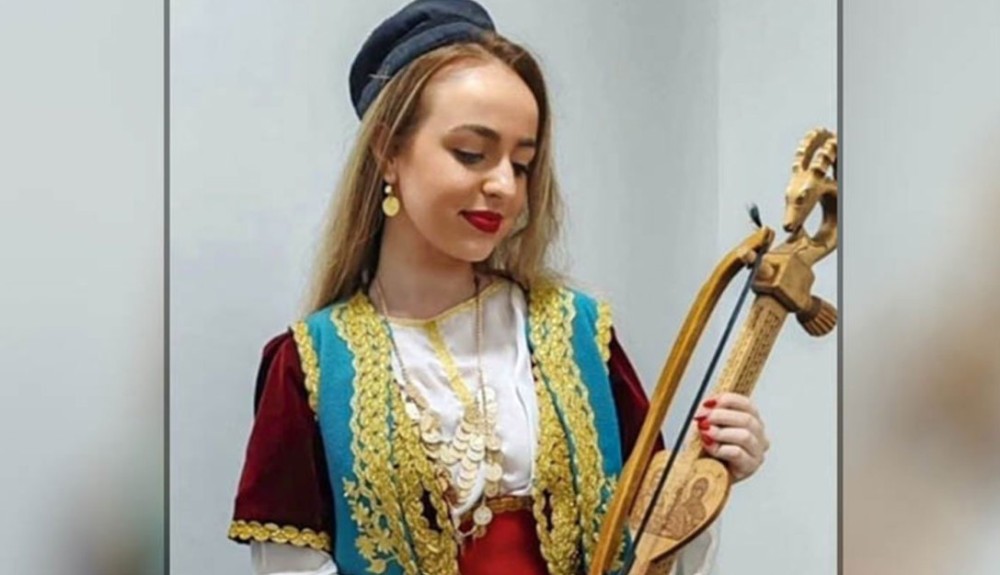 Svaka čast! Violeta Krajišnik prva u Srpskoj počela da svira i pjeva uz gusle