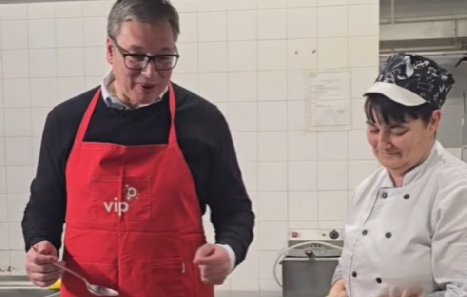 Vučić farba vaskršnja jaja: “A sad pripremamo zajedno za naše Ćacije” VIDEO