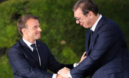 Doček uz počasnu gardu francuske vojske: Vučić stigao u Pariz kod Makrona VIDEO