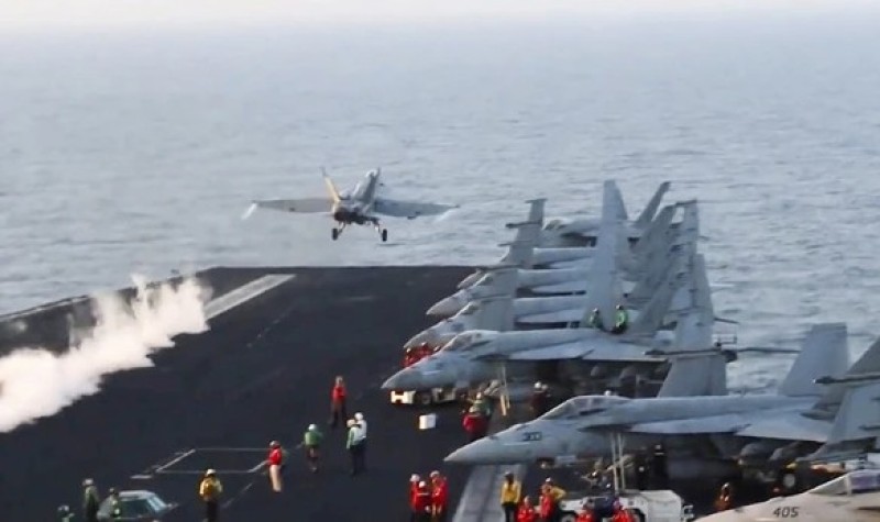 Šteta od 67 miliona dolara: Kako je američki avion skliznuo sa nosača u more VIDEO