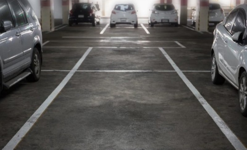 Nezgoda u Banjaluci: Luksuzni “mercedes” i kamion se sudarili na parkingu FOTO